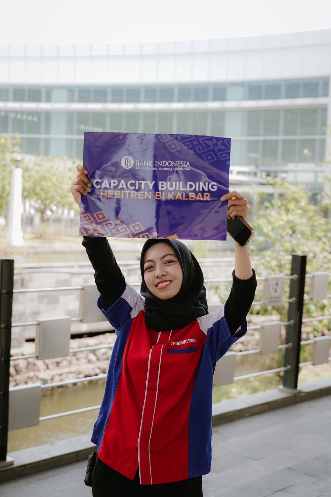 Kru D'Production memegang papan penyambutan peserta Capacity Building Hebitren Bank Indonesia Kalimantan Barat